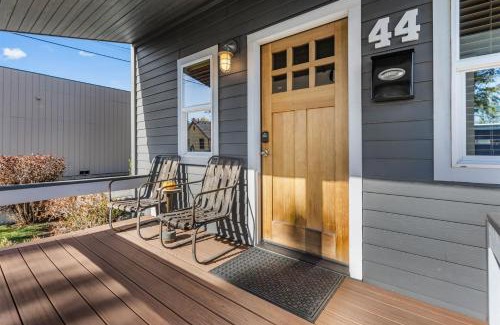 Old Bend Casa | Bluebird Day - Lakewood Cottage