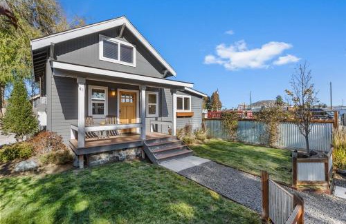 Old Bend Casa | Bluebird Day - Lakewood Cottage