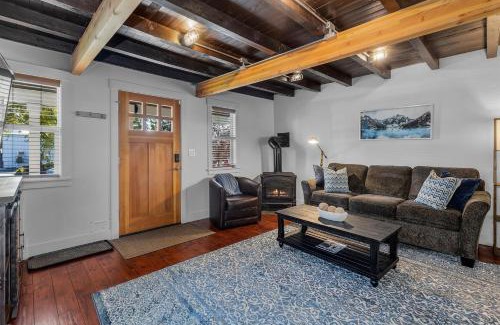 Old Bend Casa | Bluebird Day - Lakewood Cottage