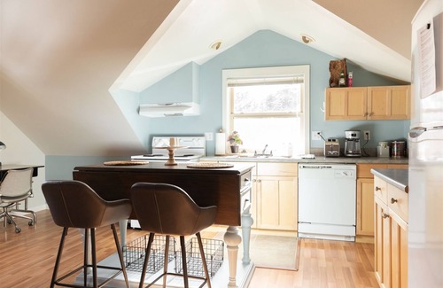Century West Apartamento | Bluebird Day - Pine Hideaway