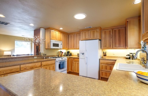 Old Farm District Casa | Bluebird Day - River Hawk