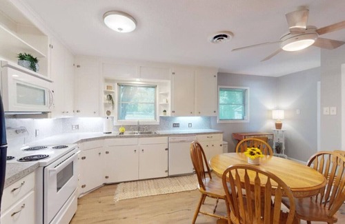 Navasota Apartamento | Bluebonnet Bungalow ~ Aggieland Vacation Rentals
