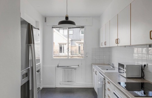 Auteuil Apartamento | Blueground | Auteuil, balcony & Eiffel Tower view