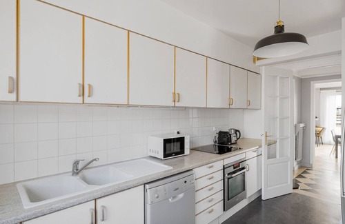 Auteuil Apartamento | Blueground | Auteuil, balcony & Eiffel Tower view
