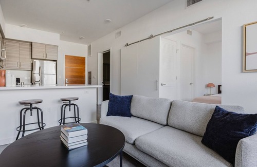 Sawtelle Apartamento | Blueground | Brentwood, pool & AC, nr Getty