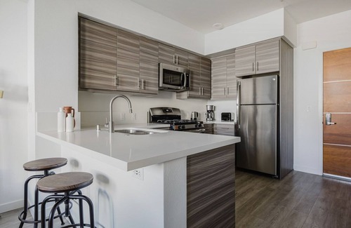 Sawtelle Apartamento | Blueground | Brentwood, pool & AC, nr Getty