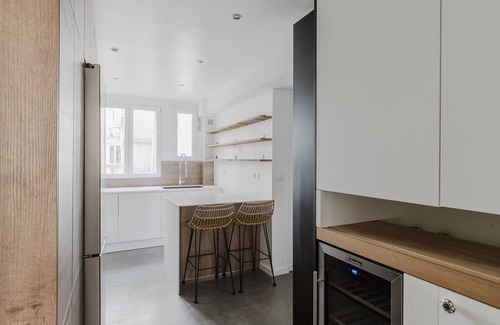 Saint-Vincent-de-Paul Apartamento | Blueground | Cadet, near dining & shopping