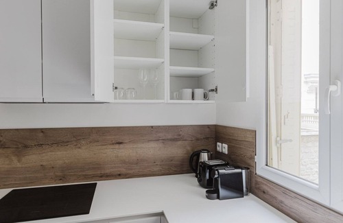 Saint-Vincent-de-Paul Apartamento | Blueground | Cadet, near dining & shopping