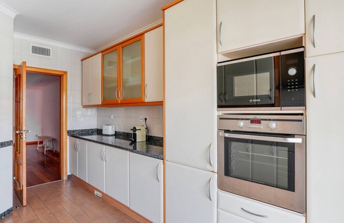 Carcavelos Apartamento | Blueground | Carcavelos, furniture & full kitchen