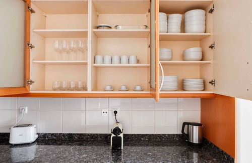 Carcavelos Apartamento | Blueground | Carcavelos, furniture & full kitchen