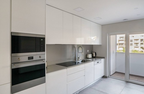 Carcavelos Apartamento | Blueground | Carcavelos, turnkey home + kitchen