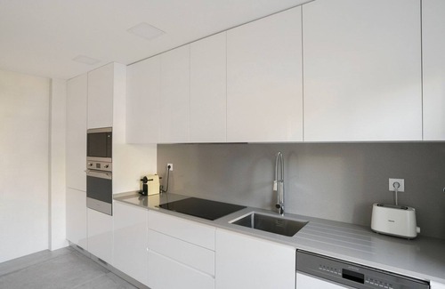 Carcavelos Apartamento | Blueground | Carcavelos, turnkey home + kitchen