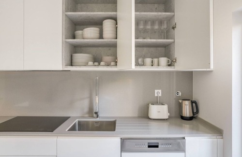 Carcavelos Apartamento | Blueground | Carcavelos, turnkey home + kitchen