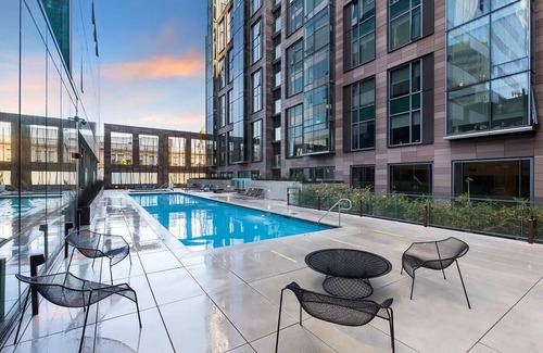 Civic Center Apartamento | Blueground | Civic Center, pool, nr Civic Center Plaza