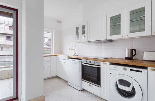 Estoril Apartamento | Blueground | Estoril, full kitchen & furniture