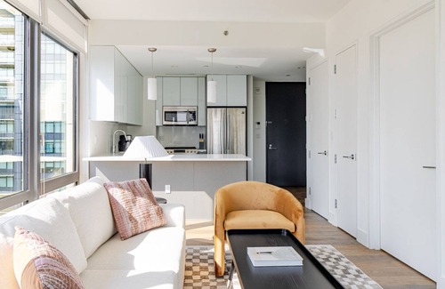 Hunters Point Apartamento | Blueground | Long Island City, balcony, nr Gantry Plaza State Park