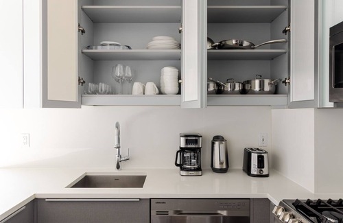 Hunters Point Apartamento | Blueground | Long Island City, balcony, nr Gantry Plaza State Park