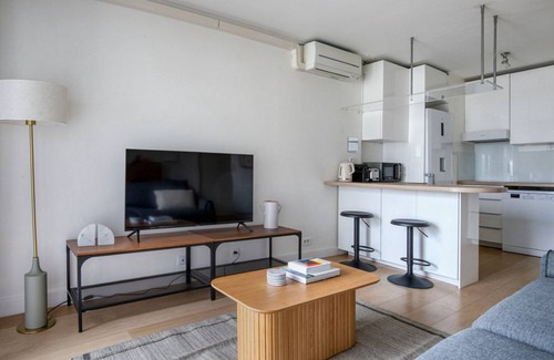 Neuilly-sur-Seine Apartamento | Blueground | Neuilly balcony, nr offices & shops