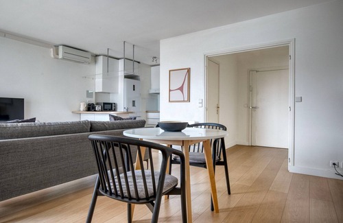 Neuilly-sur-Seine Apartamento | Blueground | Neuilly balcony, nr offices & shops