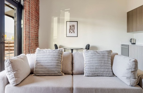 Alameda Apartamento | Blueground | West Alameda, balcony, nr Alameda Beach