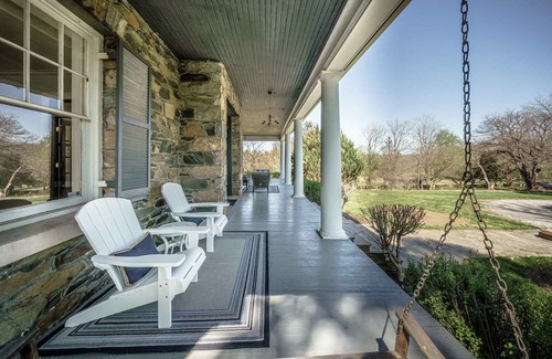 Blue Ridge Casa | Bluemont Belle is settled on a Historic Equestrian VA Estate