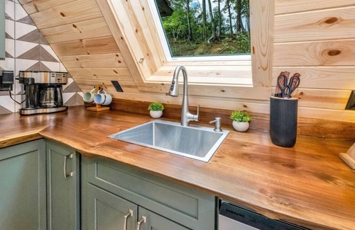 West Jefferson Cabina | High Peak A-Frame NEW Mountain cabin with XL Hot Tub, and Walk-to-Town Location