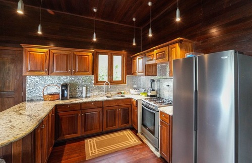 Bocas del Toro Casa | Bluff Beachfront Exotic Home