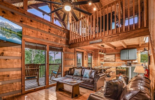 Sevierville Cabina | Bluff & Beyond: Pet Friendly, Free Attraction Tickets & EV Charger
