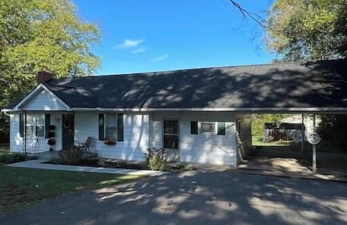 Seymour Casa | Bluff Valley Cottage: Pet-Friendly