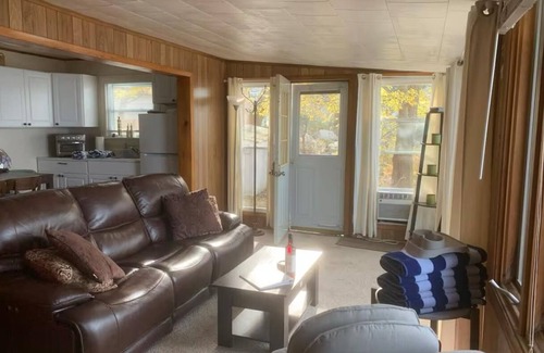 Chautauqua County Cabaña | Bluffside Retreat-cozy cottage with panoramic views of Lake Erie