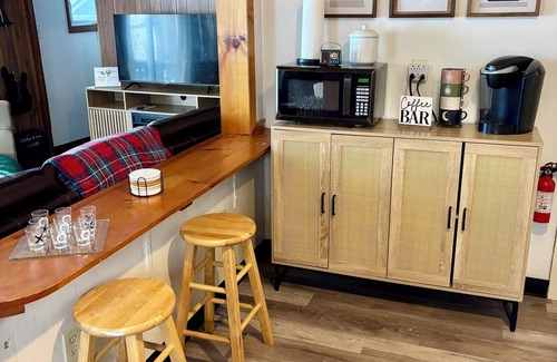 Chautauqua County Cabaña | Bluffside Retreat-cozy cottage with panoramic views of Lake Erie