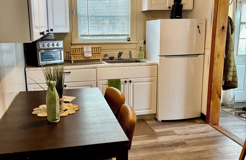 Chautauqua County Cabaña | Bluffside Retreat-cozy cottage with panoramic views of Lake Erie