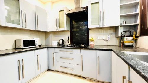 Greater Kailash Apartamento | BluO 2BHK - M Block Mkt - Lift , Balcony , Parking