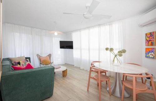 Broadbeach Apartamento | Blush on Broadbeach- beachside and pet friendly, 3rd floor walk up