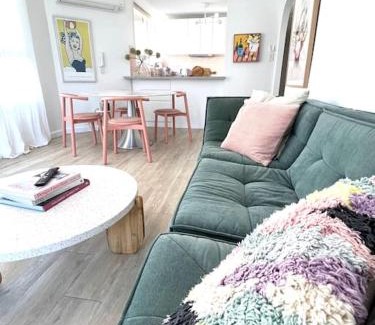 Broadbeach Apartamento | Blush on Broadbeach- beachside and pet friendly, 3rd floor walk up