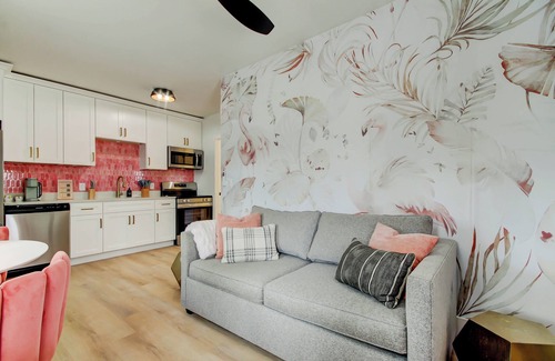 St. Petersburg - Clearwater Cabaña | Blushing Flamingo- Triplex with heated pool, across the street from the beach