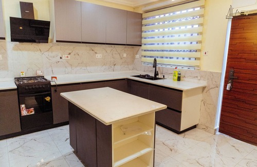 Buduburam Casa | blvd Exec Villa, 4-bedroom apartment in Kasoa with AC, WiFi. Enjoy your stay