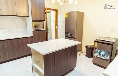 Buduburam Casa | blvd Exec Villa, 4-bedroom apartment in Kasoa with AC, WiFi. Enjoy your stay