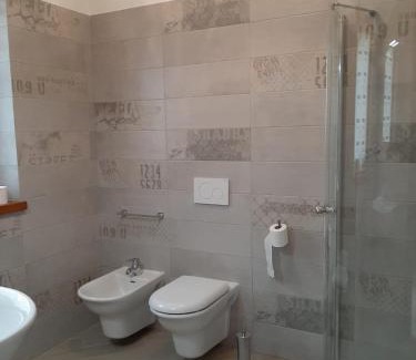 Magugnago Casa | BMP APARTMENT DELUXE 2 JACUZZI RISCALDATA PRIVATA vista Lago di Garda