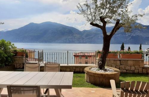 Magugnago Casa | BMP APARTMENT DELUXE 2 JACUZZI RISCALDATA PRIVATA vista Lago di Garda