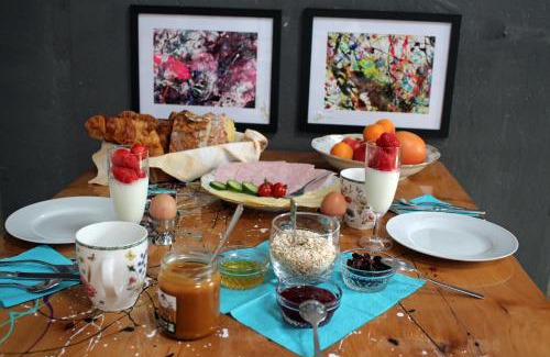 Ploubazlanec Cama Y Desayuno | BnB Maison d'Art Breakfast in the Art Gallery
