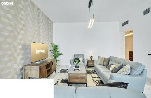 Business Bay Apartamento | bnbme - Luxury 2BR Business Bay Apt w Canal Views Pool Gym Free Parking Downtown