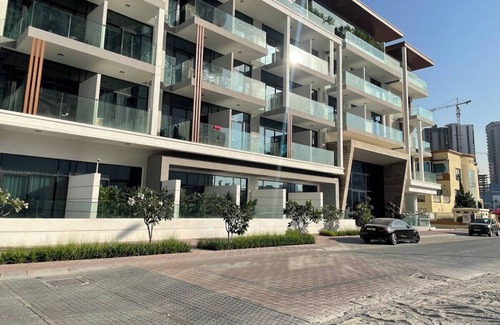 Jumeirah Village Circle Apartamento | bnbme | Luxury Apt with Jacuzzi | JVC | Near Circle Mall