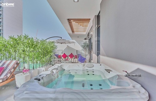 Jumeirah Village Circle Apartamento | bnbme | Luxury Apt with Jacuzzi | JVC | Near Circle Mall