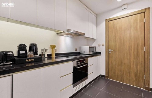 Al Olaya District Apartamento | bnbme | Luxury Damac Apt near Kingdom Tower | Pool & Gym
