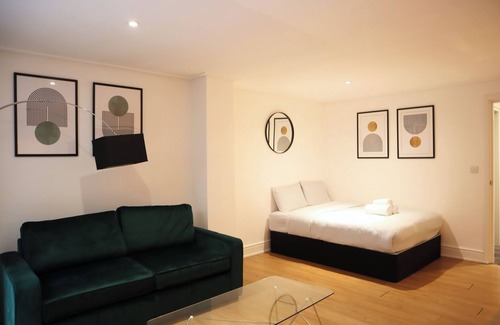 The City of London Apartamento | BnBNook - 1BR with Patio - St. Paul’s Cathedral