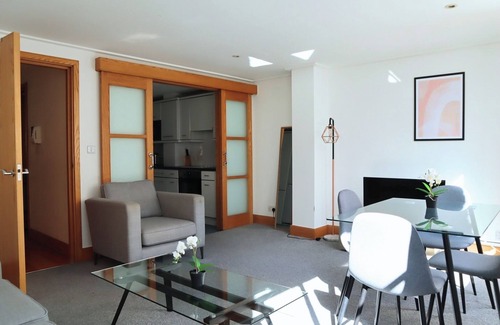 The City of London Apartamento | BnBNook - Central 2BR with Balcony - Soho and Strand
