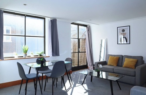 The City of London Apartamento | BnBNook - Central 2BR with Balcony - Soho and Strand