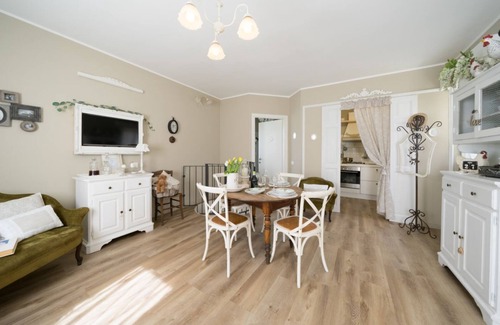 Porto Valtravaglia Apartamento | Bnbook Maison Charlotte Apartment with 2 bedrooms Maggiore Lake