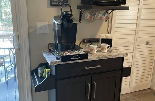 Wilmington Casa | Boardwalk Beach Bungalow!10 minutes to Wrightsville Beach. Minutes to downtown.